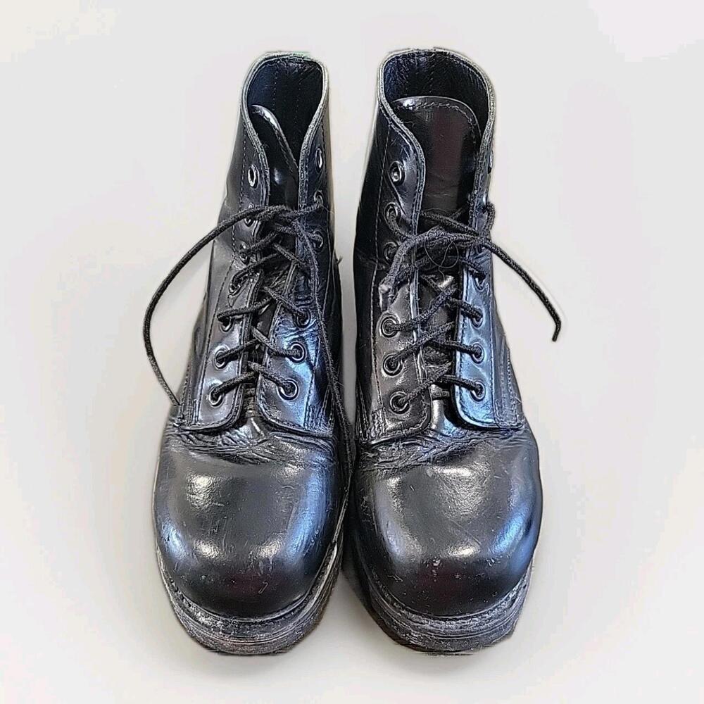 Vibram Black Leather Military Ankle Boot. Lace Up. Chunky Soles Size 7.5 US